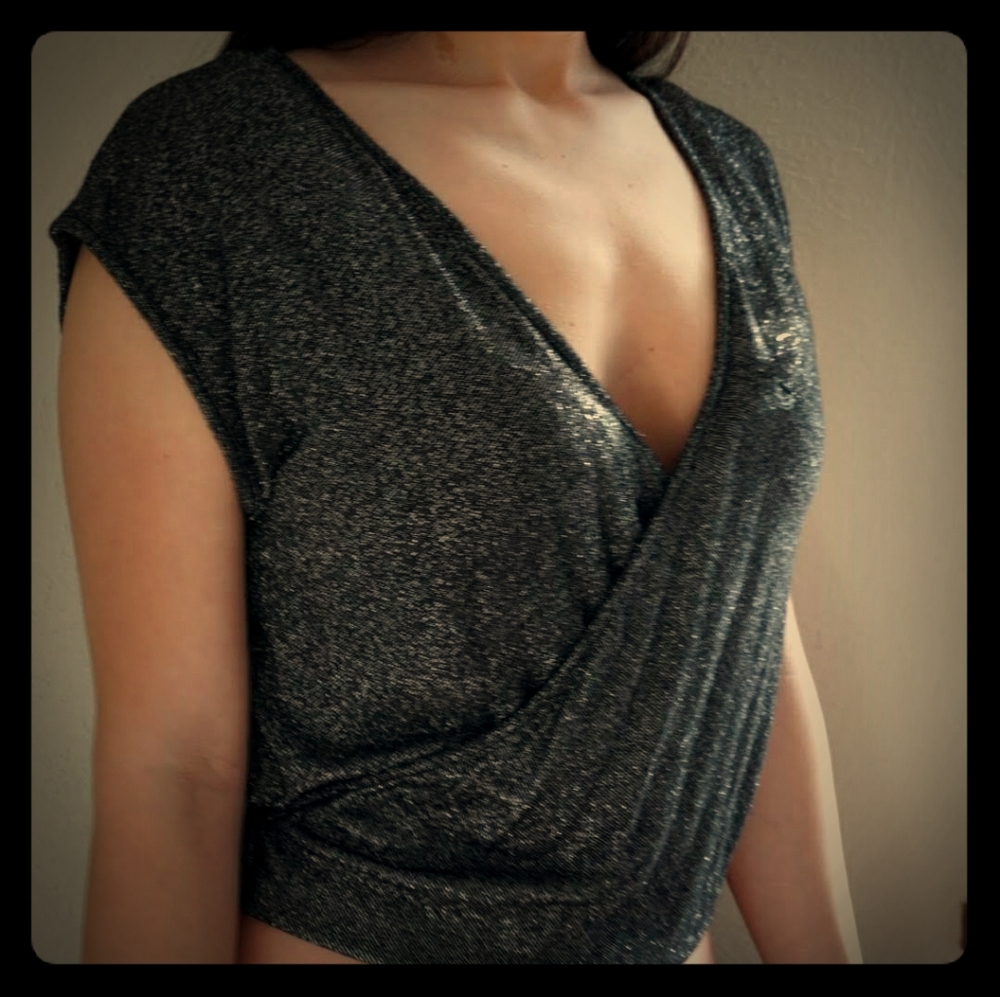 Crossover bust v neck shimmery gray/black top